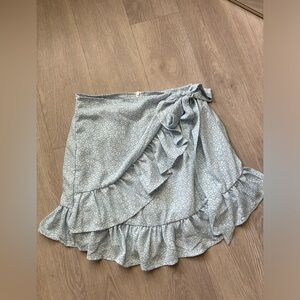 NWOT Boutique Womens Skirt Medium Light Blue Floral Ruffled Sexy Micro Mini Wrap